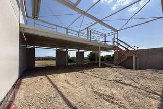 Nieuwbouw KMO-unit van 360 m² met kantoorruimte van 67 m² te koop <strong>met een prachtig zicht over de velden! </strong>Deze unit maakt deel uit van de gloednieuwe KMO-site “De Biest” is uitstekend gelegen langs de Bergensesteenweg (Beersel) en biedt duurzame en hoogwaardige <strong>KMO-units</strong> en langs de voorzijde <strong>showrooms in combinatie met opslag</strong>.<br /><br />Het project bestaat uit 32 KMO-units met oppervlaktes van <strong>216 m² tot 432 m²</strong>, eventueel samen te voegen tot grotere entiteiten (max 3564 m²).<br />De units zijn inzetbaar als opslagruimte, werkplaats of productiehal, B2B verkooppunten, afhaalmagazijnen,..<br /><br />De KMO-site is opgedeeld in <strong>drie afzonderlijke gebouwen</strong>, elk met unieke mogelijkheden voor ondernemers.<br />Aan de voorzijde van het park kunnen ondernemers opteren voor een showroom, met een achterliggende opslagruimte.<br /><br />Het centrale gebouw bestaat uit KMO-units met een vrije hoogte van 6 m, uitgerust met een sectionale poort (4 x 4,50m), een aparte toegangsdeur en een grote lichtstraat.<br />Achteraan de site, bevinden zich opslagplaatsen met kantoorruimtes die een fenomenaal uitzicht bieden op de velden.<br /><br /><strong>De oplevering van de eerste fase wordt voorzien in Q3 2026. </strong>Ontwikkeling door Jeni Real Estate.<br /><br />Voor verkoopsinfo, (technische) plannen, plaatsbezoeken en andere inlichtingen kan u terecht bij <strong>PANORAMA B2B</strong> op het nummer <strong>0479 70 70 70</strong>
