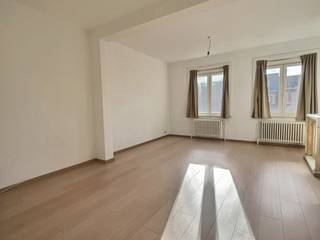 Aan de Avenue de Mai, vlakbij winkels en openbaar vervoer, op de 2e verdieping van een gebouw zonder lift, bevindt zich een prachtig appartement met...