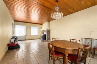 Ruime, te renoveren woning in het volle stadscentrum in de directe omgeving van winkels, scholen, openbaar vervoer.... alles op wandelafstand!<br /><br />Deze rijwoning met een koer/terras van ca 20 m² heeft een ruime bewoonbare oppervlakte: in 1981 werden twee woningen tot één woning samengevoegd. <br /><br />Huidige INDELING van de woning: <br /><br />GELIJKVLOERS: inkom met vestiaire en toilet, leefruimte, keuken met ontbijthoek en toegang tot de koer. Vanuit de keuken is ook de voorraadkelder toegankelijk en de aparte berging/wasplaats. <br /><br />VERDIEPING: 3 ruime slaapkamers en badkamer (toilet, lavabo en ligbad)<br /><br />Er is een VASTE TRAP naar een hoge ZOLDERRUIMTE die bijkomend kan worden ingericht.<br /><br />(gedeeltelijk met AI gegenereerde beelden)