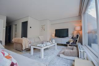 Instapklaar penthouse met een zeer ruim terras ( 20m²) en zijdelings zeezicht rustig gelegen op een boogscheut van de zee en het commercieel...