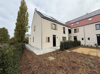 <p><span>Bien cachée sous le clocher de l'église, au milieu du pittoresque centre du village de Wakkerzeel, à deux pas de Louvain et à proximité de toutes les routes principales, nous avons le plaisir de </span><span>proposer à la location cette construction ouverte avec 4 chambres à coucher et 2 salles de bain. </span></p><p><span> </span></p><p><span>Cette maison neuve très économe en énergie, entièrement livrée dans les règles de l'art et construite avec des matériaux durables et d'excellente qualité, dispose d'une surface habitable utile d'environ 254 m² et d'un grand jardin donnant sur une réserve naturelle. </span></p><p><span>Cette maison nouvellement construite, située sur un terrain de pas moins de 1379 m² dans un style rural et intemporel, est finie à un niveau élevé et est équipée de tout le confort moderne, c'est-à-dire un chauffage par le sol partout, une pompe à chaleur air-eau, 12 panneaux solaires et un récupérateur d'eau de pluie, ce qui contribue à une vie économe en énergie et respectueuse de l'environnement.</span><span> Le loyer comprend également 2 places de parking intérieures, 1 place de parking extérieure, une cave individuelle et un local à vélos. </span></p><p><span>#En bref, une véritable opportunité pour les personnes qui souhaitent vivre de manière économe en énergie, spacieuse, intemporelle et luxueuse dans un environnement calme, accueillant pour les enfants et vert, dans un endroit unique. Disponible immédiatement. Durée minimale du bail : 3 ans. Une visite s'impose. Pour les décideurs rapides. </span></p>