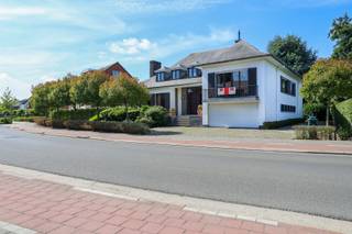Deze charmante villa is zeer centraal gelegen op slechts 5 min van het centrum van Melsele en met een vlotte verbinding naar de E17 en E34. De...