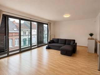 Well-located 2-bedroom apartment near Brusselpoort, Grote Markt, and Vrijbroekpark.The entryway leads to the living room, which features an open, fully equipped kitchen with a storage closet and an adjoining terrace.The two bedrooms are located at the rear of the apartment. There is also a separate toilet and a bathroom with a bathtub and sink.In the basement, you have access to a private parking space as well as a storage room.Available as of October 1, 2026