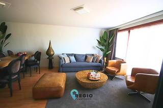 Op zoek naar een instapklaar, <strong>energiezuinig, 2 slaapkamer appartement</strong> op een <strong>centrale ligging</strong>? <br />Dan is dit een niet te missen opportuniteit!<br /><br />Dit appartement is gelegen op de <u>eerste verdieping</u> in een<u> rustige, kleinschalige residentie</u>, op wandelafstand van het station van Aalter.<br />Het appartement beschikt over een <strong>ruime, lichtrijke leefruimte,</strong> met aansluitend een functioneel <strong>ingerichte keuken (incl. vaatwasser)</strong>.<br />Vanuit de <strong>2 ruime slaapkamers</strong> heeft u toegang tot het <strong>zuidgerichte terras</strong> aan de achterzijde van de residentie.<br />De<strong> badkamer</strong> is uitgerust met lavabomeubel, bad met douchescherm en toilet. <br />Verder is er nog een afzonderlijk <strong>gastentoilet</strong> en in de inkomhal vindt u een ruime, ingebouwde vestiairekast.<br />Berging met aansluiting voor wasmachine en droogkast.<br />Een zee van ruimte dus en volledig instapklaar!<br /><br />U beschikt ook over een <strong>ruime garage</strong> aan de achterzijde van het gebouw en om het plaatje compleet te maken beschikt u ook nog over een <strong>privaat tuintje</strong> achter de residentie waar u in alle rust kan vertoeven!<br /><br />Met een <strong>EPC label B</strong>, hoeft u zich ook geen zorgen te maken over uw energiefactuur.<br />Gezien de residentie<u> niet over een lift</u> beschikt, is deze dus minder geschikt voor mensen met een beperkte mobiliteit.<br /><br />Het appartement is ideaal voor mensen die het openbaar vervoer willen gebruiken om naar het werk te gaan of voor mensen die op zoek zijn naar een centraal gelegen appartement, maar zonder de drukte van het centrum.<br /><br />Het appartement is beschikbaar vanaf 1/9/2026.<br />De<strong> provisie voor de gemeenschappelijke kosten </strong>bedraagt <strong>50€</strong>/maand, hierin zit ook het waterverbruik vervat.<br /><br />Interesse in dit appartement?<br />Neem contact op via Lindsay@regiovastgoed.be of via 0476/83.47.74 om een bezoek in te plannen!