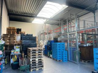 📍 Machelen
🔧 187 m² opslagruimte
⚡ Zonnepanelen aanwezig
📦 Geschikt voor diverse doeleinden
Ontdek deze praktische loods van 187 m², gelegen in het industriële hart van Machelen. Deze ruimte is uitermate geschikt voor opslag, productie of kleine logistieke activiteiten. Dankzij de vrije hoogte en de functionele indeling biedt deze unit heel wat mogelijkheden voor ondernemers en KMO’s.
De loods maakt deel uit van een groter geheel, maar wordt nu ook afzonderlijk aangeboden voor verkoop. Dit biedt een unieke kans voor wie op zoek is naar een compacte, instapklare ruimte op een centrale ligging.
Troeven:
Vlot bereikbaar via hoofdwegen en nabij autosnelwegen
Stevige constructie, onmiddellijk inzetbaar
Deelname in zonnepaneleninstallatie (hoge energie-efficiëntie)
Bent u op zoek naar een efficiënte opslag- of werkruimte met potentieel? Neem dan snel contact met ons op!
📞 Meer info of een bezoek plannen? Bel 02 462 32 00