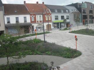Lichtrijk appartement op de eerste verdieping, met zicht op de Gaverse Markt.<br /><br />Aangename leefruimte met salon. Afzonderlijke keuken (de nieuwe combi koelkast AEG wordt eerstdaags geleverd) en berging. <br />Badkamer (met ligbad) en afzonderlijk toilet. <br />Twee aangename (slaap)kamers.<br />Eveneens een stijlvolle centrale inkomhall aanwezig. <br /><br />Uitstekende prijs-kwaliteit-verhouding voor dit ruime appartement.<br /><br />Vaste kosten = 50 euro / maand.<br /><br />Er kan optioneel een afzonderlijke garage bijkomend gehuurd worden (80 euro / maand).