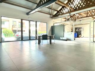 Te huur: Loods/ handelspand met kantoorruimte te Aalst. Dit handelspand is gelegen aan een invalsweg van Aalst nabij autostrade richting...