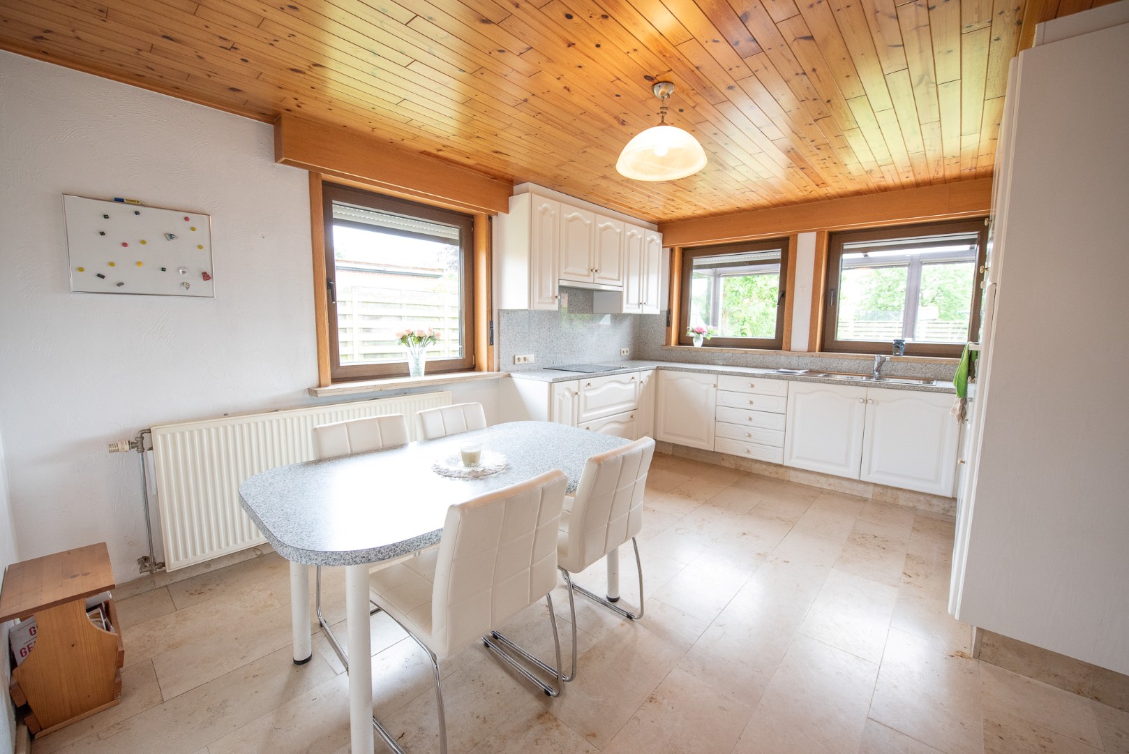 🎉 OPENDEUR zaterdag 13/06 🎉 Iedereen welkom van 12u t.e.m. 13u! Rustig gelegen, goed onderhouden bungalow op 603 m² in Zulte - foto 4