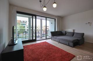 Op een zeer centrale ligging in de gegeerde wijk Duinenwater te Knokke, bevindt zich dit ruim 3 slaapkamer appartement met open zicht. Dankzij de nabijheid van de winkels en het strand op wandelafstand, is dit een ideale uitvalbasis als tweede verblijf of hoofdverblijfplaats aan de kust.<br /><br />Indeling: De inkomhall is voorzien is van een ruime berging (met aansluiting wasmachine en droogkast) en een gastentoilet. Aansluitend komt u in de ruime leefruimte met een open, volledig ingerichte keuken. De leefruimte geeft uit op een aangenaam terras met open zicht. In totaal zijn er 3 slaapkamers, waarvan de hoofdslaapkamer beschikt over een en suite badkamer (ligbad, dubbele lavabo en toilet). Op de nachthal zicht de douchekamer. <br /><br />In het gebouw is er mogelijkheid tot aankoop van een staanplaats.<br />De gemeenschappelijke fietsenberging biedt plaats aan 2 fietsen.<br /><br /><span>Een bezoek ter plaatse wordt sterk aangeraden en is steeds mogelijk op afspraak!</span><br /><span>Contacteer ons vandaag nog om uw afspraak vast te leggen via +32 (0)50 66 20 20.</span>