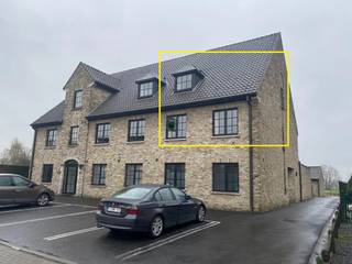 Dit ruim duplex-appartement, op de eerste verdieping, met een goede verbinding is voorzien van een inkomhal met gastentoilet, lichtrijke...