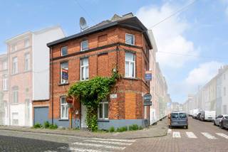 Bent u op zoek naar een renovatieproject met tal van mogelijkheden? Dan is deze woning in Sint-Amandsberg precies wat u zoekt!Deze te renoveren...
