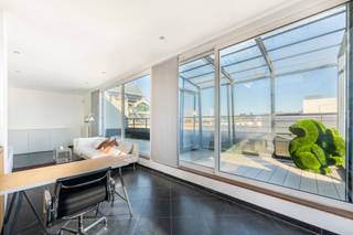 Ruim duplex dakappartement met panoramisch zonneterras van ca. 50m² gelegen op absolute toplocatie in het centrum van Antwerpen nabij tal van...