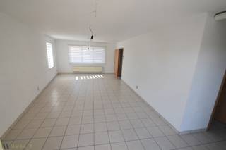 Ruim 2-slaapkamer duplexappartement met terras in kleinschalig gebouw. Het appartement heeft op de eerste verdieping een inkomhal, een toilet met handwasser, een ruime leef-en eetruimte met toegang tot een ruim terras, en een uitgeruste keuken. Op de duplexverdieping bevinden zich naast de nachthal, een badkamer met ligbad en douchescherm en 2 slaapkamers. Op de gelijkvloerse verdieping is er een gemene fietsenberging. Publieke parking vlakbij. ALU schrijnwerk voorzien van dubbele beglazing, Geen lift. CV op aardgas, videofoon. Onmiddellijk beschikbaar. EPC: 193 kWh/m²/j., energielabel: B en UC: 3966826-RES-1. Huur: 850 €/mnd. Voor een bezoek: 052/52.05.05 of axel@ax-quality.be