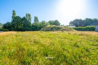 Parcelle de terrain à bâtir de 1414,89 m² (lotissement 3 d’un petit lotissement de 3 lots) idéale pour une construction ouverte. <br />Le terrain est situé en deuxième ligne, dispose d’une allée privée de 51 m, offrant ainsi une intimité totale ! <br /><br />L’accessibilité est excellente : à 2 minutes en voiture du centre de Merelbeke, à 5 minutes de l’accès E40, et à seulement 15 minutes à vélo de la gare de Merelbeke. <br />Vous êtes à proximité immédiate de toutes les commodités nécessaires au quotidien. <br /><br />Terrain constructible sans obligation de construction. <br /><br />Un excellent investissement sûr et pérenne. <br /><br />Pour toute demande, contactez Pieterjan par mail à pw@entree.be ou par téléphone au 0472 80 20 65.