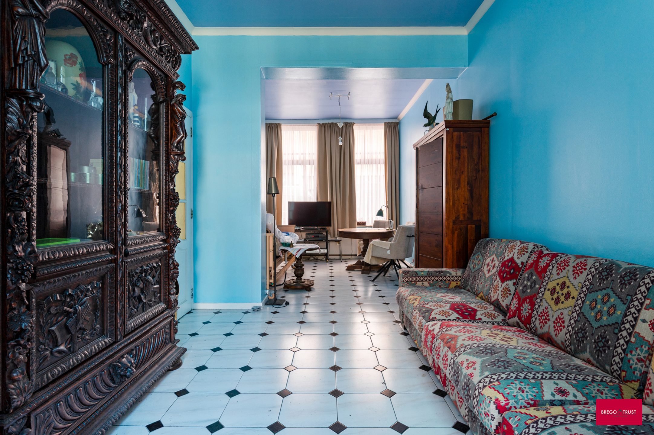 Zéér ruim herenhuis met 6 slaapkamers en koer - foto 3