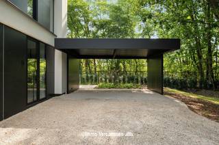 <p><span>Op een uiterst residentiële locatie te Bonheiden bevindt zich deze luxueus afgewerkte villa gunstig gelegen op een perceel van 1.645 m². Deze knappe woonst situeert zich in een groene, residentiële omgeving en ligt bovendien op wandelafstand van het Imelda ziekenhuis en natuurgebieden Mispeldonk en Cassenbroek. De villa is voorzien van alle moderne comfort en high-end afgewerkt met heel wat maatwerk. Energiezuinigheid (EPC-label A+) is gegarandeerd dankzij zonnepanelen, thuisbatterij, warmptepomp en vloerverwarming. Verder is er ook airco, een alarminstallatie en domotica.</span></p><p><span>We komen binnen via de lichtrijke inkomhal met apart gastentoilet en ruime technische berging/inpandige fietsenstalling. Een zeer royale woonruimte geniet een volledig panoramisch zicht op de tuin met zwembad. De moderne keuken is volledig geïnstalleerd en ingericht met Miele-toestellen. Verder tref je een doordachte indeling met op het gelijkvloers 3 slaapkamers en 2 badkamers, waarvan een masterbedroom met naastliggend badkamer. Een kantoorruimte kan eventueel ingericht worden als vierde slaapkamer. Een functionele bijkeuken/wasplaats maakt het geheel compleet. Via de trap kan men naar een multifunctionele ruimte op de 1e verdieping (42m² + terras). Dit kan worden aangewend als thuiswerk kantoor, praktijkruimte, extra slaapkamer met dressing/badkamer en/of fitnessruimte.</span></p><p><span>Overal geniet u van veel lichtinval door de grote raampartijen maar hoeft u op geen enkel moment in te boeten op privacy. Buiten nodigt het gevel brede terras uit tot lange avonden met zicht op een volledig aangelegde tuin met verwarmd zwembad. Aan de leefkeuken, is er nog een extra zuidwest georiënteerd terras. Verder is er een carport aanwezig voor 2 wagens (met mogelijkheid tot elektrisch laden) en biedt de lange oprijlaan parkeergelegenheid voor meerdere wagens.</span></p><p><span>Kom de troeven van dit unieke pand ter plaatse ontdekken en maak een afspraak: 015/755 444 of info@immovercammen.be. Verkoop onder registratierechten.</span></p><p><span> </span></p>