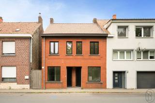 TOPPER! Volledig gerenoveerde woning met 3 slaapkamers en TUIN! Centraal gelegen te Moen, in de nabijheid van scholen, winkels en openbaar...