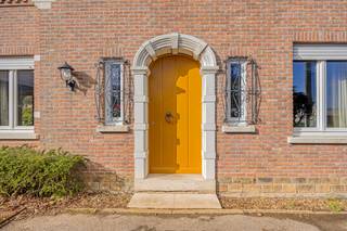 Deze karaktervolle woning in open bebouwing bevindt zich in Oorbeek, een deelgemeente van Tienen. De woning biedt heel aangename leefruimtes op...