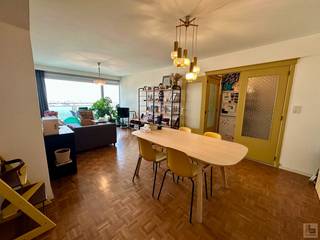 <strong>!! PLAN NU ONLINE UW BEZOEKAFSPRAAK VIA DE WEBSITE VAN IMMOBOSS !!</strong><br /><br />Dit zeer centraal gelegen 2-SLPK appartement (90m²) mét groot terras (14m²) bevindt zich op de 16de verdieping van Residentie "Ter Leie" en is uitstekend gelegen in de onmiddellijke nabijheid van openbaar vervoer, talrijke winkels &amp; bevindt zich op fietsafstand van het historisch stadscentrum.<br />Dit INSTAPKLAAR appartement omvat: inkomhall (3m²), ruime &amp; lichtrijke leefruimte (28m²) voorzien van een parketvloer, geïnstalleerde keuken (7,5m² - dubbele spoelbak/oven/inductie kookplaat/dampkap), hall (4m²) met praktische ingemaakte opbergkast, apart toilet (1m²), badkamer (4m² - ligbad met douchemogelijkheid, bidet en lavabo) én 2 slaapkamers (10m² &amp; 16m²). Tevens beschikt dit appartement over een aangenaam RELAX-TERRAS (14m²) mét prachtig zicht op het aangelegde stadspark “Groene Vallei”, de Leie &amp; de Gentse binnenstad!<br /><br />EPC: 93 kWh/m² jaar ( A label)<br /><br />HUURPRIJS = € 875 + 150 provisie voor verwarming, water, onderhoud gebouw, syndic,... met jaarlijkse afrekening)! Excl. verbruik elektriciteit.<br /><br />Contract van lange duur<br /><br />Vrij vanaf 01/04/2026<br /><br />DOMICILIE VERPLICHT wegens huurcontract hoofdverblijfplaats<br /><br /><strong>!! PLAN NU ONLINE UW BEZOEKAFSPRAAK VIA DE WEBSITE VAN IMMOBOSS !!</strong><br /> 