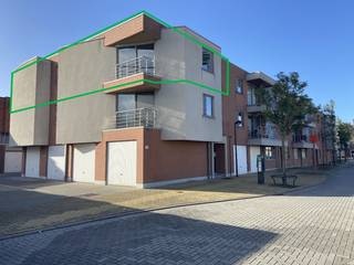 Op een uitstekende locatie in Waregem, op wandelafstand van tal van voorzieningen, vinden we dit ruime en lichtrijke hoekappartement van maar liefst 110 m² bewoonbare oppervlakte. Het appartement bevindt zich op de tweede verdieping van de verzorgde residentie ‘Den Olm’.<br /><br />Door de jaren heen werd het appartement steeds met de nodige zorg onderhouden. Het verkeert dan ook in een verzorgde en instapklare staat, terwijl er voor wie dat wenst op termijn nog mogelijkheden zijn om het interieur verder te moderniseren en volledig naar eigen smaak in te richten.<br /><br />Via de ruime inkomhal met vestiaire komen we in de verschillende leefruimtes.<br /><br />- gastentoilet<br />- lichtrijke leefruimte met toegang tot het terras en een aangenaam uitzicht op de groenzone<br />afzonderlijke, ingerichte keuken voorzien van koelkast, vaatwasser, dubbele spoelbak en oven<br />praktische berging<br />- 3 volwaardige slaapkamers, waarvan één voorzien van een extra aansluiting voor een lavabo<br />- badkamer met dubbele lavabo en douche, met aansluiting voor de wasmachine<br />- tweede terras aan de achterzijde<br />- extra berging<br /><br />Het appartement beschikt bovendien over heel wat praktische voorzieningen:<br /><br />- elektrische rolluiken<br />- aluminium ramen met dubbele beglazing<br />- centrale verwarming op aardgas met vernieuwde condenserende ketel<br />- conforme elektrische installatie<br />- waterontharder<br />- gemeenschappelijke, afgesloten fietsenberging<br />- extra privatieve berging op het gelijkvloers<br /><br />Een absolute meerwaarde is de ruime garage op het gelijkvloers, voorzien van een sectionale poort. De garage is vlot toegankelijk en biedt naast plaats voor de wagen bovendien voldoende ruimte voor fietsen, materiaal en extra bergruimte.<br /><br />De garage wordt samen met het appartement verkocht voor € 30.000.<br /><br />De ligging is zonder twijfel één van de grootste troeven. Je woont hier op een boogscheut van het centrum van Waregem en bevindt je in de onmiddellijke nabijheid van scholen, winkels, openbaar vervoer, sport- en ontspanningsmogelijkheden, cultuur en het ziekenhuis.<br /><br />Kortom: een ruim en degelijk onderhouden appartement met 3 slaapkamers, 2 terrassen, verschillende bergingen én een ruime garage, ideaal voor wie comfortabel en centraal wil wonen in Waregem!