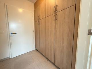 Ontdek dit prachtig, volledig instapklaar appartement op een toplocatie in het hart van Tielt. Het appartement wordt volledig afgewerkt met alle comfort waaronder; schilderwerken, verlichting, gordijnenrails,.... <br /><br />De ligging is een absolute troef: centraal, op wandelafstand van de Markt van Tielt, en toch geniet u van een rustig woonomgeving in Residentie Noë. <br /><br />Indeling: <br />U komt binnen via de inkom met maatkasten en gastentoilet. De leefruimte is voorzien van de open keuken met berging en heeft toegang tot het aangenaam, overdekt terras. Verder beschikt het appartement over één volwaardige slaapkamer met badkamer. <br /><br />Bij het appartement hoort bovendien een ondergrondse autostaanplaats, berging en twee fietshaken.<br /><br />Het appartement is beschikbaar na voltooiing van de schilderwerken (voorzien september '26).<br />De huurprijs is exclusief de gemeenschappelijke kosten. <br /><br />Bent u op zoek naar een comfortabel en zorgeloos appartement in het centrum van Tielt? Grijp dan deze unieke kans en neem vandaag nog contract met ons op voor een bezoek!<br /><br />EPB in opmaak.