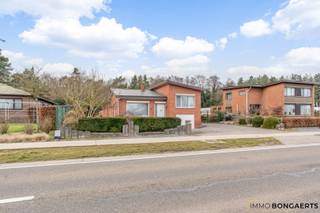 Deze gezinswoning werd gebouwd in 1965 en is gelegen op een perceel van maar liefst 17a24ca langs Soetebeek in Wijshagen (Oudsbergen). Het...