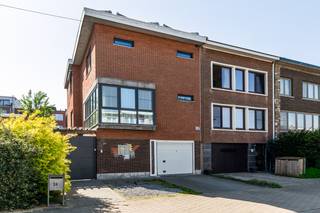 Deze instapklare halfopen bebouwing is gelegen in de rustige Condorlaan te Deurne, een ideale locatie met een vlotte bereikbaarheid via openbaar vervoer en nabij belangrijke invalswegen.<br /><br />Bij aankomst valt meteen de ruime parkeergelegenheid op: naast de inpandige garage biedt de oprit comfortabel plaats aan vijf wagens. Via de ruime inkomhal betreedt u de woning, met toegang tot een praktische vestiaire en bureauruimte, een eerste slaapkamer (perfect als logeer- of hobbykamer) met rechtstreekse toegang tot de tuin, een badkamer met douche en toilet, en een aparte wasberging.<br /><br />Op de eerste verdieping geniet u van een lichtrijke leefruimte met elegante wengé parketvloer en gascasette. Aansluitend vindt u de eetkamer en een volledig uitgeruste keuken (vaatwasser, dubbele spoelbak, 5-pits gasvuur, oven, microgolf en koelkast). Vanuit de keuken bereikt u het gezellige overdekte terras (8 m²), dat toegang geeft tot de zonnige, zuidgerichte tuin van 76 m² met te trap.<br /><br />De tweede verdieping biedt drie volwaardige slaapkamers (18,5 m² / 16 m² / 15,5 m²), waarvan twee voorzien van airco, en een ruime badkamer met ruime inloopdouche, ligbad en lavabo.<br /><br />Troeven:<br />+ Instapklaar<br />+ Halfopen bebouwing<br />+ Ruime oprit + inpandige garage<br />+ 4 volwaardige slaapkamers<br />+ Zonnepanelen (28) &amp; driedubbele beglazing<br />+ Zuidgerichte tuin en terras<br />+ Rustige, maar centrale ligging<br /><br />Heeft u interesse in deze leuke halfopen woning, neem dan contact met VB Vastgoed op het nummer 03 337 50 70 of via info@vbvastgoed.be