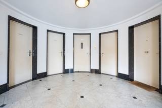 ETTERBEEK - In de wijk Montgomery, vlakbij openbaar vervoer, winkels, scholen en alle andere voorzieningen, ontdek dit appartement van +-239m²...