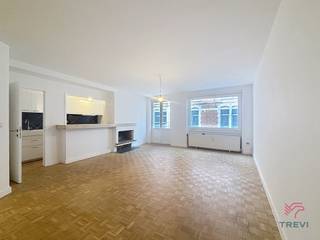 ETTERBEEK – Vlakbij het Jubelpark en alle voorzieningen. Mooi, recent gerenoveerd appartement van ± 68 m², gelegen op de 1e verdieping van een...