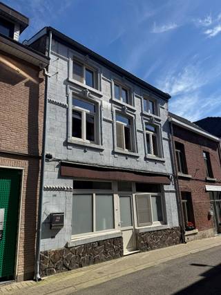 Op zoek naar een charmante stadswoning met voldoende ruimte en een praktische indeling? Deze karaktervolle woning in Tongeren biedt ongeveer 150 m² woonoppervlakte(volgens EPC) en combineert authentieke elementen met een leuke leefomgeving.<br /><br />Op het gelijkvloers bevindt zich een gezellige leefruimte die naadloos aansluit op de praktische keuken. De knus aangeklede koer is zeker een extra troef.<br /><br />De woning beschikt over één ruime slaapkamer. Dankzij de doordachte indeling biedt de woning tal van mogelijkheden voor al wie op zoek is naar een echte stadswoning met karakter.<br /><br />Een ideale woning voor wie de charme van het stadsleven wil combineren met een gezellige woonst.