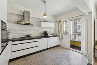 We stellen u dit appartement van 86 m² volgens EPC voor, gelegen op de 1e verdieping van een gebouw van 5 verdiepingen met lift, ideaal gelegen in Laken, Joseph-Benoit Willemsplein 54, in de nabijheid van openbaar vervoer, winkels en scholen,… . Het appartement, dat gerenoveerd werd in 2022, bestaat uit een woonkamer (30 m²), 2 slaapkamers, een open ingerichte keuken, een vernieuwde douchekamer en balkon (2 m²). Mogelijkheid om een garagebox afzonderlijk aan te kopen. Collectieve gasverwarming. Elektriciteit niet conform. EPC: G. Lasten: ± 360 €/maand (gemeenschappelijke kosten + privatieve verwarming). Momenteel verhuurd. Onroerende voorheffing: ± 1250 €. We verkopen eveneens 2 tweeslaapkamerappartementen waaronder 1 met garagebox en 1 drieslaapkamerappartement op de eerste verdieping. Alle 4 appartementen zijn verhuurd. Ideaal VOOR IEDEREEN.