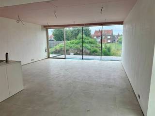 Nieuwbouwwoning met tuin te Nederename.Deze gekoppelde woning omvat op het gelijkvloers een inkomhal, een ruime living met open keuken uitgerust met alle toestellen, een koele, ruime (was)berging, en een apart toilet. Op de eerste verdieping vind je 3 slaapkamers en 2 badkamers.De woning heeft een mooie, zonnige tuin met terras. Er hoort een parkeerplaats bij de woning.Wat maakt deze woning interessant? Rustige ligging nabij N60 en het station van EineEnergiezuinig met vloerverwarming, zonnepanelen en warmtepomp.De woning is beschikbaar vanaf 1/9/26.De woningen zijn splinternieuw, je bent dus de eerste bewoner in het pand.Ook benieuwd om deze woning te bezichtigen? Vraag je bezoek aan via onze site immodhondt.be