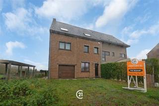 wij stellen u deze op te frissen 3gevel bel-etagewoning met zuid gerichte tuin en zwembad (momenteel ingericht als zorgwoning) voor in Kester. Gelijkvloers: salon (26m2), ingerichte keuken, badkamer en leefveranda (17m2) met terras en tuin met zwembad. Directe toegang naar verdiep gaat zowel via de trap van het gelijkvloers als via de garage. Verdiep: Salon/ eetplaats (31m2), ingerichte keuken, 1 slaapkamer. Zolderverdiep: 2 slaapkamers, badkamer 2 en dressing. Ruime parking voor de woning en garage 1 wagen. Deels onderkeldert. CV aardgas, EPC C 217, Asbestveilig. Te bezoeken