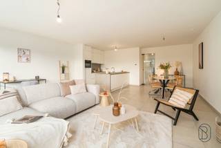 OUDENAARDE - Project Zwijndries<br /><br />TOPGELEGEN mooi afgewerkte NIEUWBOUWWONINGEN - 6% BTW mogelijk! Direct instapklaar en kwalitatief afgewerkt. Aangelegde omheinde TUIN en TERRAS, GARAGE, zonnepanelen. Indeling: inkom en traphal, toilet, gezellige grote lichtrijke leefruimte met open geïnstalleerde keuken, berging/wasplaats. Op de verdiepen bevinden zich maar liefst 3 slaapkamers en badkamer. <br /><br />TROEVEN: kwalitatieve afwerking, top orientatie. ENERGIEZUINIG: zonnepanelen en vloerverwarming, dubbele beglazing, conforme elektr., regenwater. <br /><br />Bezoek na afspraak met IMMO BEGUIN: guido@immobeguin.be