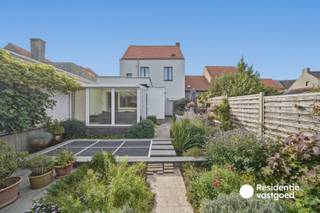 Welkom in deze ruime en verzorgde gezinswoning in Zandvoorde, een deelgemeente van Oostende. De woning combineert een verrassend ruime indeling met vier slaapkamers, een gezellige tuin en een aantal interessante energetische troeven.<br /><br />Op het gelijkvloers kom je binnen via de inkomhal die toegang geeft tot de ruime leefruimte en eetplaats. Dankzij de grote raampartijen geniet deze ruimte van veel natuurlijk licht. Aansluitend bevindt zich de ruime keuken, die praktisch is ingericht en rechtstreeks toegang biedt tot de veranda. Deze vormt een aangename extra leefruimte met zicht op de tuin. Verder zijn op het gelijkvloers een apart toilet en een ruime kelder aanwezig, ideaal als extra berg- en technische ruimte.<br /><br />De buitenruimte is een absolute meerwaarde. De woning beschikt over een koer, tuin, vijver en tuinhuis en is bovendien bereikbaar via een gedeelde zij-ingang. Hierdoor is er voldoende ruimte om zowel te ontspannen als praktisch gebruik te maken van de tuin.<br /><br />Op de eerste verdieping bevinden zich drie volwaardige slaapkamers, elk voorzien van ingemaakte kasten, en een badkamer met douche, toilet en lavabo. De tweede verdieping biedt nog een vierde slaapkamer en een ruime zolder, waardoor ook hier heel wat extra mogelijkheden aanwezig zijn.<br /><br />Ook op technisch vlak heeft de woning heel wat te bieden. Zo beschikt ze over een recente Viessmann HR-ketel uit 2024, twaalf zonnepanelen, een regenwaterput van maar liefst 25.000 liter en deels geïsoleerde muren. Met een EPC-score van 231 kWh/m² en energielabel C is er bovendien geen renovatieverplichting van toepassing.<br /><br />Met een bewoonbare oppervlakte van circa 178 m², een perceel van 226 m² en vier slaapkamers is dit een ideale woning voor wie op zoek is naar ruimte, comfort en een aangename buitenomgeving in de regio Oostende.<br /><br />Interesse? Contacteer ons en plan uw bezoek in!