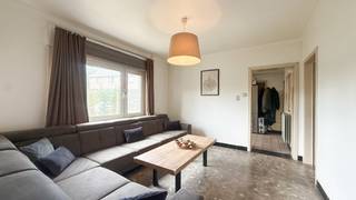 <p>Bij ImmoFusion 7/7 “open huis” : klik op onze 3D-TOUR.<br />Ervaar vastgoed alsof je er zelf doorloopt!<br /><br /></p>
<p>Welkom in deze ruime gezinswoning gelegen in de Kerkstraat 10 te Houthalen-Helchteren. Deze woning biedt bijzonder veel leefruimte, een praktische indeling en tal van mogelijkheden om er helemaal uw eigen thuis van te maken. Met drie ruime slaapkamers, twee badkamers, een grote veranda, een mooie omheinde tuin en een garage beschikt deze woning over heel wat troeven. Dankzij de verschillende leefruimtes en de grote afmetingen is dit bovendien een woning met potentieel voor wie ruimte en mogelijkheden belangrijk vindt.<br /><br /></p>
<p>Bij het binnenkomen betreedt u de inkomhal met de trap naar de bovenverdieping meteen aan de linkerzijde. Vanuit de hal komt u rechtstreeks in de bijzonder ruime living. De grote leefruimte biedt voldoende plaats voor een comfortabele zithoek en een ruime eetkamer, waardoor hier een aangename centrale leefruimte ontstaat voor het hele gezin.<br /><br /></p>
<p>Verder rechtdoor in de inkomhal bevindt zich een extra tussenkamer. Deze polyvalente ruimte kan perfect ingericht worden als bureau, speelkamer, hobbyruimte of eventueel als rustige werkplek. Zo krijgt u meteen een extra ruimte die flexibel kan worden ingevuld volgens uw eigen behoeften.<br /><br /></p>
<p>Achteraan de woning bevindt zich de keuken. Hoewel deze vandaag wat verouderd is, biedt ze een mooie basis om volledig naar eigen smaak en wensen te moderniseren. De keuken staat rechtstreeks in verbinding met de grote veranda. Deze ruime veranda vormt een bijzonder aangename extra leefruimte met veel mogelijkheden: een gezellige zithoek, eetruimte, hobbyruimte of plaats om het hele jaar door van de tuin te genieten. Via de veranda bereikt u achteraan de woning nog een grote extra badkamer en een aparte, ruime waskamer. De aanwezigheid van deze bijkomende ruimtes zorgt voor heel wat praktisch comfort en mogelijkheden.<br /><br /></p>
<p>Op de bovenverdieping bevinden zich drie ruime slaapkamers. Alle kamers bieden voldoende plaats voor een volwaardig bed, kasten en verdere inrichting. Daarnaast beschikt de verdieping over een tweede badkamer, wat zorgt voor extra comfort en privacy voor het gezin.<br /><br /></p>
<p>Ook buiten heeft deze woning heel wat te bieden. De mooie, volledig omheinde tuin vormt een aangename plek om te ontspannen, kinderen te laten spelen of gezellig samen te genieten van het buitenleven. De garage zorgt bovendien voor extra bergruimte en parkeermogelijkheid.<br /><br /></p>
<p>De woning is gelegen in de Kerkstraat in Helchteren, op korte afstand van het centrum en verschillende dagelijkse voorzieningen. In de omgeving bevinden zich onder meer winkels, horeca, scholen en openbaar vervoer. Ook de verbindingen richting de E314 zijn vlot bereikbaar, waardoor zowel Genk, Hasselt als andere Limburgse steden gemakkelijk bereikbaar zijn.<br /><br /></p>
<p>Deze ruime woning is dan ook een interessante opportuniteit voor wie op zoek is naar veel leefruimte, een grote tuin en vooral een woning die nog volledig naar eigen smaak kan worden ingericht.<br /><br /></p>
<p><strong>Pluspunten:<br /></strong>- Zeer ruime woning<br />- 3 ruime slaapkamers<br />- 2 badkamers<br />- Grote veranda als extra leefruimte<br />- Mooie omheinde tuin<br />- Perceelbreedte van 20m<br />- Garage aanwezig<br />- Keuken met mogelijkheden om naar eigen smaak te vernieuwen</p>
<p>Voor een bezichtiging ter plaatse of meer info, bel ons op 078/78.78.70, of kom gewoon binnen op ons kantoor, steeds welkom!</p>