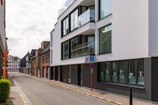 Dit aangename appartement bevindt zich op een uitstekende locatie in de Langepijpestraat 1 te Torhout, op wandelafstand van het gezellige stadscentrum.<br /><br />Dankzij de centrale ligging bevinden winkels, supermarkten, horeca en dagelijkse voorzieningen zich vlakbij. <br />Ook het openbaar vervoer en het station van Torhout zijn vlot bereikbaar.<br />De woning geniet bovendien van een goede verbinding naar omliggende gemeenten en belangrijke invalswegen. <br />Wie graag geniet van rust en natuur vindt in de omgeving verschillende wandel- en fietsmogelijkheden, waaronder het nabijgelegen Groenhovebos.<br /><br />Het appartement is gelegen op de eerste verdieping en biedt een bijzonder aangename woonervaring dankzij de ruime en lichtrijke leefruimte. <br />De grote raampartijen zorgen voor een overvloed aan natuurlijk licht en creëren een open en luchtig gevoel. Vanuit de leefruimte heeft u toegang tot het balkon.<br /><br />Aansluitend bevindt zich de moderne, open en volledig geïnstalleerde keuken. Deze beschikt over ingebouwde toestellen, voldoende kastruimte en een geïntegreerde koelkast, waardoor ze praktisch en stijlvol aansluit bij de leefruimte.<br /><br />Verder beschikt het appartement over 2 slaapkamers en een ruime badkamer voorzien van een comfortabele douche.<br />Op de gemeenschappelijke koer beneden is er bovendien een handige overdekte plaats voorzien waar u uw fiets of bromfiets veilig kan plaatsen.<br /><br />Troeven van dit appartement:<br />• EPC label A<br />• Centrale ligging in Torhout<br />• Gelegen op de eerste verdieping<br />• Ruime en lichtrijke leefruimte<br />• Grote raampartijen met veel natuurlijke lichtinval<br />• Balkon aanwezig<br />• Moderne open keuken met ingebouwde toestellen<br />• 2 slaapkamers<br />• Ruime badkamer met douche<br />• Overdekte fietsenstalling op gemeenschappelijke koer<br />• Nabij winkels, horeca en openbaar vervoer<br /><br />Voor meer informatie of een bezoek contacteer Eva via 0475/69.38.22 of eva@vicusvastgoed.be.