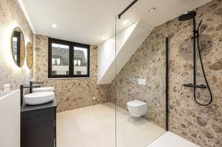 Ontdek dit hedendaagse duplex appartement waar ruimte, licht en hoogwaardige afwerking centraal staan. Door middel van de aanwezigheid van...