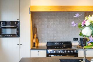 A vendre : belle maison à Pulle !Située dans un endroit extrêmement central, cette maison jumelée allie confort, style et accessibilité.Caractéristiques :Maison accueillante avec des finitions de qualitéCharmante cuisine entièrement équipée avec des appareils de qualité3 chambres dont 1 avec dressing, 1 salle de bain aux finitions soignées et 2 toilettesPanneaux solaires, borne de recharge, chauffage au sol au rez-de-chaussée/salle de bain et climatisation à l'étage pour un confort optimalDépendance multifonctionnelle avec charisme !Superficie : 646 m²Surface habitable : 182 m²Emplacement : Boudewijnlaan 144, 2243 PulleUn endroit de rêve pour vivre !AVANTAGES : Conforme à l'électricité - Pscore A &amp; Gscore A - Les dimensions de surface sont indicatives selon epc.Ne manquez pas cette opportunité !Contactez-nous dès aujourd'hui et soyez les premiers à recevoir des informations sur cette superbe propriété.