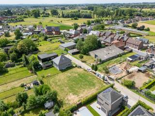 <p><strong>Ben je op zoek naar de perfecte locatie om jouw droomwoning te realiseren? Zo gevonden!</strong></p>
<p>Deze bouwgrond van 5 are 18 is een uitzonderlijke kans voor wie op zoek is naar een ruime en comfortabele woonplek. Het perceel is bestemd voor open bebouwing en is gelegen in een rustige woonwijk, in een doodlopende straat, wat zorgt voor extra privacy en een aangename woonomgeving.</p>
<p>Met een perceelbreedte van ongeveer 16 meter en een diepte van bijna 33 meter is er ruimte genoeg om een ruime vrijstaande woning te creëren die volledig afgestemd is op jouw wensen. Dankzij de voorziene bouwzone van circa 10 meter breed en 15 meter diep kan zonder problemen een royale gezinswoning worden gerealiseerd. De ruime bouwvoorschriften bieden bovendien de mogelijkheid om zowel een klassieke als een moderne woning te bouwen, waaronder ook een hedendaagse woning met plat dak.</p>
<p>Met een potentiële bewoonbare oppervlakte tot ongeveer 380 m² is het perfect mogelijk om een woning met 4 tot 5 slaapkamers te realiseren. Ideaal voor grotere gezinnen of voor wie extra ruimte wenst voor een bureau, hobbyruimte of logeerkamer.</p>
<p><strong>Bouwvoorschriften:</strong></p>
<ul><li>enkel open bebouwing (vrijstaande eengezinswoning) toegelaten;</li><li>bouwvrije zijstroken van minimaal 3 meter aan beide zijden;</li><li>bouwzone van circa 10 meter breed en 15 meter diep;</li><li>bouwdiepte:
<ul><li>gelijkvloers: maximaal 15 meter;</li><li>verdieping: maximaal 12 meter;</li></ul>
</li><li>kroonlijsthoogte tussen 5 en 6 meter;</li><li>dakhelling tussen 0° en 45°;</li><li>garage of carport mogelijk;</li><li>zonnepanelen toegelaten;</li><li>balkons, loggia's en losstaande bijgebouwen mogelijk volgens de geldende voorschriften.</li></ul>
<p>Interesse? Neem vandaag nog contact met ons op voor meer informatie!</p>