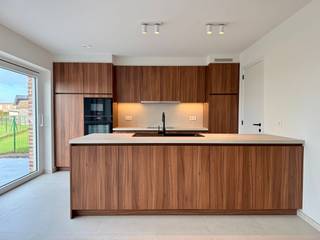 In het landelijke Sleidinge bevindt zich deze recente nieuwbouwwoning die comfort, energiezuinigheid en ruimte perfect combineert. Dankzij de...