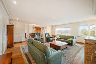 <p>Exclusief appartement van maar liefst 184 m² in het centrum van Waregem!<br /><br />Indeling: ruime inkomhal, royale en lichtrijke leefruimte (inmaakkasten, parket, sierschouw) met aansluitende eetplaats, volledig ingerichte keuken, praktische bijkeuken/wasplaats. Verder omvat het appartement 2 ruime slaapkamers, beide voorzien van ingebouwde kasten, en 2 badkamers (één met jacuzzi-bad) die zorgen voor optimaal comfort en privacy.<br /><br />Aansluitend geniet u van een aangenaam zuidgericht terras waar u in alle rust kan ontspannen.<br /><br />Daarnaast beschikt het appartement over 2 private kelderbergingen die extra opbergruimte bieden.<br /><br />Er is tevens mogelijkheid tot aankoop van één of meerdere ondergrondse garages (€35.000 / stuk)<br /><br />TROEVEN:<br /><br />- Uitzonderlijk ruim appartement van 184 m²<br />- Centrale ligging nabij winkels, horeca en openbaar vervoer<br />- Royale en lichtrijke leefruimte<br />- Volledig ingerichte keuken met praktische bijkeuken/wasplaats<br />- 2 ruime slaapkamers met ingebouwde kasten<br />- 2 volwaardige badkamers <br />- Aangenaam terras<br />- 2 private kelderbergingen inbegrepen<br />- Mogelijkheid tot aankoop van ondergrondse garage(s)<br />- Comfortabel wonen met alle ruimtes op één niveau<br /><br />Kortom, een unieke opportuniteit voor wie op zoek is naar ruim, comfortabel en centraal wonen in een stijlvol appartement, afgewerkt met kwalitatieve materialen.<br /><br />Meer info of een bezoek? Neem gerust contact met ons op: charlotte@immobeguin.be</p>