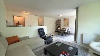 <strong>Prachtig en recent appartement</strong> met <strong>TERRAS </strong>en <strong>AUTOSTANDPLAATS </strong>met een uitstekende ligging in <strong>Oostende</strong>, in een straat zonder doorgaand verkeer en op 300 meter van de zee. Een comfortabele en energiezuinige <strong>BEN-Woongelegenheid</strong> met hoge kwalitatieve afwerking en voorzien van <strong>zonnepanelen</strong>, vlakbij openbaar vervoer, scholen, diverse winkels ( Mariakerke ), Leontine Demeypark en met een vlotte verbinding naar de Ringweg.<br /><br />Omvat een inkom, lichtrijke living met volledig ingerichte open keuken, ruime binnenberging met voorziening wasmachine, 2 slaapkamers waarvan 1 met inbouwkasten, badkamer met inloopdouche, buitenberging, terras, autostandplaats en een gemeenschappelijke fietsenberging. Buitenkraan met regenwater ter beschikking en toilet spoelt ook door met regenwater ! Kosten : + euro 45 Voorschot algemene delen<br />#leukwonen #oostende<br /><br />Beschikbaar - onmiddellijk vrij 