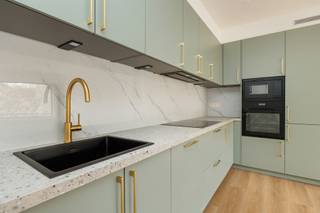 <p>Dit appartement is gelegen op een centrale locatie met alle voorzieningen binnen handbereik. Bovendien ben je in enkele minuten bij de in- en uitvalswegen richting Antwerpen of Brussel. De Bist en het centrum van Wilrijk liggen vlakbij. Voor wie houdt van natuur: het Middelheimpark en het Nachtegalenpark bevinden zich in de nabije omgeving.<br /><br /><span><strong>INDELING</strong></span>:<br /><br />Dit gerenoveerde appartement combineert licht en hoogwaardige afwerking met een uiterst praktische indeling.<br /><br />Bij binnenkomst stap je meteen in een lichtrijke leefruimte met open keuken, wat zorgt voor een aangenaam gevoel. Daarnaast is er een handige nis voorzien waar perfect een vestiaire kan worden ingericht.<br /><br />De leefruimte nodigt uit tot gezellig tafelen en ontspannen, met grote ramen die zorgen voor een overvloed aan natuurlijk licht en een open sfeer.<br /><br />De open keuken is een echte troef: royaal van formaat, volledig uitgerust met alle toestellen en stijlvol afgewerkt.<br /><br />De nachthal leidt naar een riante moderne badkamer, afgewerkt met oog voor detail. Denk aan een dubbel lavabomeubel, een inloopdouche met elegante marmerlook tegels en luxueuze bronzen kranen. Tenslotte is er een toilet aanwezig. <br /><br />Aan de rustige achterzijde van het gebouw bevinden zich twee slaapkamers, waarvan één toegang biedt tot het terras van ca. 10 m².<br /><br />Extra praktisch is de kelderberging die bij het appartement hoort.<br /><br /><span><strong>BIJZONDERHEDEN</strong></span>:<br /><br />- Hoogwaardige renovatie<br />- Terras ca. 10m²<br />- Maandelijkse lasten ca. €156/maand (incl. privatief waterverbruik)</p>