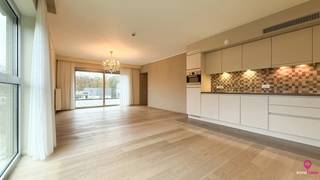 Bij ImmoFusion 7/7 “open huis” : klik op onze 3D-TOUR.<br /><br />Op een rustige en aangename locatie in de Vrunstraat te Heusden-Zolder bevindt zich deze mooie serviceflat, waar modern wooncomfort en zorgeloze zelfstandigheid harmonieus samenkomen. Het appartement maakt deel uit van een kwaliteitsvolle woonomgeving waar u volop geniet van privacy, terwijl ondersteuning steeds dichtbij is wanneer dat nodig is.<br /><br />De leefruimte is warm en uitnodigend afgewerkt met een mooie parketvloer en sluit naadloos aan op de open keuken. Deze is volledig uitgerust met een afwasmachine, inductiekookplaat, microgolfoven en ingebouwde koelkast, wat zorgt voor maximaal gebruiksgemak in het dagelijks leven.<br /><br />Vanuit de leefruimte heeft u toegang tot het ruime terras, een ideale plek om te ontspannen en te genieten van lange zomeravonden. De doordachte indeling van het appartement zorgt ervoor dat alle ruimtes vlot met elkaar verbonden zijn, wat het comfort en de toegankelijkheid aanzienlijk verhoogt.<br /><br />De slaapkamer is bijzonder ruim en beschikt over een rechtstreekse toegang tot het terras, wat zorgt voor extra licht en een aangenaam gevoel van openheid. De badkamer is praktisch en veilig ingericht met een open douche, lavabo en toilet met leuning, volledig afgestemd op comfortabel wonen.<br /><br />Via de hal bereikt u een tweede slaapkamer, die perfect kan dienen als logeerkamer, hobbyruimte of bureau. Daarnaast is er een aparte wasruimte met uitzonderlijk veel opbergmogelijkheden, wat bijdraagt aan een ordelijke en praktische woonomgeving.<br /><br />Deze woning maakt deel uit van de assistentiewoningen Vuntia, waar comfortabel en zelfstandig wonen centraal staat. U woont hier in een aangename gemeenschap waar sociale contacten en privacy mooi in balans zijn. Bovendien is er steeds zorg in de nabijheid aanwezig, wat extra gemoedsrust biedt, nu en in de toekomst. Deze woning is anderzijds een ideaal investeringspand. Het wordt momenteel verhuurd voor 1100 euro per maand!<br /><br />Pluspunten:<br />- ideaal pand als investering<br />- Moderne afwerking met parket in de leefruimte<br />- Volledig uitgeruste open keuken<br />- Groot terras, toegankelijk vanuit leefruimte en slaapkamer<br />- Ruime slaapkamer met veel lichtinval<br />- Praktische en veilige badkamer<br />- Tweede slaapkamer en ruime wasruimte<br />- Vlotte, toegankelijke indeling<br />- Comfortabel wonen met ondersteuning dichtbij<br />- Aangename woonomgeving met respect voor privacy<br /><br /><span>Maatregelen opgenomen in het Maatregelenregister: nee</span><br /><br />Voor een bezichtiging ter plaatse of meer info, bel ons op 078/78.78.70, of kom gewoon binnen op ons kantoor, steeds welkom!