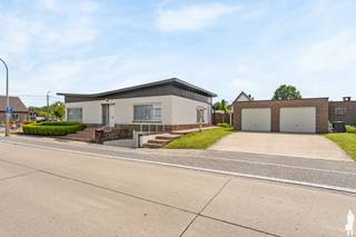 <strong>Te renoveren vrijstaande laagbouwwoning met bijgebouw op ruim hoekperceel te Sint-Katelijne-Waver.</strong><br />
<p><span>Deze vrijstaande laagbouwwoning met volledige onderkeldering bestaande uit een garage, berging en kelder alsook een afzonderlijk bijgebouw is gelegen op een mooi hoekperceel aan de Offendonkstraat en de Wilsonstraat, op een centrale locatie nabij het centrum van Sint-Katelijne-Waver. Dankzij de straatbreedte van circa 40 meter geniet het perceel van een uitstekende zichtbaarheid en tal van mogelijkheden.</span></p>
<p><span>De ligging vormt een belangrijke troef. In de gemeentekern en binnen een straal van ongeveer 2 km bevinden zich winkels, scholen, kleinhandel en diverse dienstverleningen. Een bushalte bevindt zich op slechts 100 meter van de woning, terwijl het treinstation bereikbaar is binnen ongeveer 3 km. Bovendien geniet u van een vlotte verbinding naar de R6 en de E19. <br />Talrijke groen- en recreatiemogelijkheden bevinden zich eveneens in de directe omgeving.</span></p>
<p><span>De woning werd opgericht in 1965 en steeds met zorg onderhouden. Hoewel de woning zich in een degelijke staat bevindt, dringt een grondige renovatie zich vandaag aan, zowel op vlak van technieken als afwerking. Dit biedt de toekomstige eigenaar de kans om de woning volledig naar eigen smaak en hedendaagse normen in te richten.</span></p>
<p><span>Een bijkomend voordeel is het volledig gelijkvloerse woonprogramma. De woning omvat een ruime inkomhal, een lichtrijke leefruimte met aansluitende keuken, een badkamer en twee volwaardige slaapkamers. Grenzend aan de keuken bevindt zich een gezellig overdekt terras waar het aangenaam vertoeven is.</span></p>
<p><span>Naast de woning staat een vergund bijgebouw van circa 48 m², opgericht in 1987. Dit gebouw beschikt over twee sectionaalpoorten en werd door de huidige eigenaars gebruikt als dubbele garage met bijkomende bergruimte. Tevens zijn aan- en afvoerleidingen voor water aanwezig, waardoor het gebouw voor diverse doeleinden kan worden aangewend.</span></p>
<p><span>Dankzij de ruime parkeermogelijkheden op eigen terrein, de interessante hoekligging en de combinatie van woning, kelder en multifunctioneel bijgebouw vormt dit pand een unieke opportuniteit voor wie op zoek is naar een renovatieproject met veel potentieel op een uitstekende locatie.<br /><br />Interesse en/of vragen, aarzel niet en contacteer ons kantoor te Keerbergen of Mechelen voor een bezichtiging!<br /></span></p>