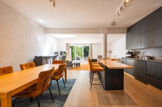 Voor meer info of om een bezoek in te plannen, neem contact op via 0168849684 of via pieter.maes@homixx.be.<br /><br />Bent u op zoek naar een ruim appartement met een tuin, vlakbij Leuven? Dan is dit triplex-appartement in Wijgmaal exact wat u zoekt! Enkele van de vele troeven:<br />- Uitstekende EPC-score (B);<br />- Gelegen op een zeer gunstige locatie in Wijgmaal op nauwelijks een kwartiertje rijden van Leuven;<br />- Een diepe tuin, toegankelijk vanuit de leefruimte via een groot schuifraam;<br />- Twee ruime slaapkamers;<br />- Asbestveilig;<br />- Gelegen in een gebouw met nauwelijks 3 appartementen (geen gemeenschappelijke kost + geen syndicus);<br />-...<br /><br />INDELING: <br />Gelijkvloers: via de inkomhal betreedt u de bureauruimte, die eveneens kan dienstdoen als speelruimte, opslag, slaapkamer, etc. Hierna heeft u toegang tot de lichtrijke leefruimte met open keuken - voorzien van alle merktoestellen - van waaruit u toegang heeft tot het terras en de tuin, ideaal om hier een barbecue te organiseren of om gewoon in alle rust te genieten van de zon. Achteraan de tuin is er nog een tuinhuis voor extra opslagruimte. <br />- Verdieping 1: ruime slaapkamer met zicht op de tuin; <br />- Verdieping 2: badkamer met toilet, bad (dat tevens kan fungeren als douche) en dubbele lavabo, alsook een tweede grote slaapkamer met een verschuifbare trap die leidt naar een mezzanine, ideaal dus voor extra stockage.<br /><br />Kan u niet wachten om dit unieke appartement te bekijken? Plan dan snel uw bezoek in!