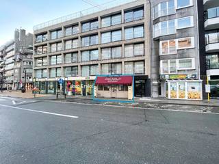 Uitstekend gelegen handelsgelijkvloers met een totale oppervlakte van 78 m² in Wenduine, momenteel uitgebaat als restaurant.<br />Het pand is verhuurd op lange termijn, wat zorgt voor inkomenszekerheid en stabiliteit voor de investeerder. Mooi gegarandeerd rendement van ca. 5%.<br />Geen overname.<br /><br />Dit aantrekkelijk pand geniet van een sterke visibiliteit dankzij de ligging in het centrum van Wenduine, vlakbij openbaar vervoer en zeedijk.<br />De indeling omvat op het gelijkvloers een inkom met sas, handelsruimte en afzonderlijke keuken.<br />Kelder: hal, 2 toiletten en praktische berging.<br /><br />Grote troef: unieke ligging vlakbij openbaar vervoer en zeedijk. EPC label C. Renovatieplicht niet van toepassing.<br /><br />Voor meer informatie of een bezoek ter plaatse aarzel niet en bel Gaëlle op het nummer 0479 17 17 17