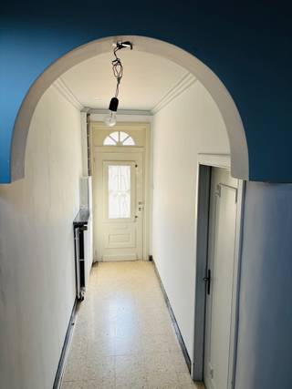 Unieke kans: charmante woning met zonnige tuin en privacy op wandelafstand van centrum Oudenaarde <br />Op een rustige locatie, en toch op wandelafstand van het bruisende centrum van Oudenaarde bevindt zich deze charmante woning met een verrassend ruime en zonnige tuin. Hier woont u in alle rust, terwijl winkels, station en sportfaciliteiten vlot bereikbaar blijven. <br /><br />De woning verwelkomt u via een gezellig voortuintje dat meteen een warme, huiselijke sfeer uitstraalt. De inkomhal leidt naar de lichtrijke leefruimte met salon en eetplaats (33 m²), waar grote ramen zorgen voor een aangename lichtinval en een open gevoel.<br />Aansluitend bevindt zich de functionele keuken (14 m²), met daarachter een praktische berging en extra opslagruimte. De EPC-waarde van 214 kWh/m²/jaar is uitermate positief en duidt op een energiezuinige woning. <br />De absolute blikvanger van deze woning bevindt zich achteraan: een prachtige zonnige tuin met uitzonderlijk veel privacy. Dit is een zeldzame troef zo dicht bij het stadscentrum. Het charmante overdekte terras zorgt ervoor dat u hier in elk seizoen kan genieten van het buitenleven, of het nu gaat om lange zomeravonden of gezellige momenten tijdens een regenachtige dag.<br /><br />Op de eerste verdieping bevinden zich twee ruime slaapkamers (15 m² en 16 m²) en een badkamer met bad en toilet.<br />De zolder van maar liefst 42 m², bereikbaar via een vaste trap, biedt nog tal van mogelijkheden. Hier kunnen eenvoudig twee extra slaapkamers, een bureau of hobbyruimte worden ingericht, wat deze woning bijzonder interessant maakt voor gezinnen of wie extra ruimte wenst.<br />Met enkele opfrissingen kan deze woning uitgroeien tot een bijzonder aangename thuis voor wie rust, ruimte en een centrale ligging wil combineren. Een toppertje voor wie het eerder als investering ziet om te verhuren.<br />Geen immo, alstublieft<br /><br />Oppervlaktes:<br />•Inkomhal: 9,5 m²<br />•Salon en eetplaats: 33 m²<br />•Keuken: 14 m²<br />•Slaapkamer 1: 15 m²<br />•Slaapkamer 2: 16 m²<br />•Zolder: 42 m²<br />•Bergingen: 15 m²