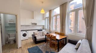 <p><span>Aantrekkelijke opbrengsteigendom bestaande uit een handelsruimte en 3 vergunde appartementen. Een interessante investering dankzij de combinatie van handel en residentieel vastgoed, met een mooie huidige huuropbrengst en bijkomend potentieel.</span></p><p><span>Het handelsgelijkvloers, huisnummer 234A, heeft een oppervlakte van ca. 59 m² en EPC-label C. De ruimte beschikt over een berging achteraan, een apart toilet en een afzonderlijke toegang. Huurprijs: €950/maand.</span></p><p><span>Op de 1ste verdieping bevindt zich een appartement van ca. 48 m² met 2 slaapkamers en EPC B (189 kWh/m²/jaar). Huurprijs: €700/maand.</span></p><p><span>Het appartement op de 2de verdieping beschikt over 1 slaapkamer, een dakterras en EPC B (184 kWh/m²/jaar). Huurprijs: €700/maand.</span></p><p><span>Op de 3de verdieping bevindt zich een appartement met 1 slaapkamer en EPC B (186 kWh/m²/jaar). Huurprijs: €550/maand.</span></p><p><span>Alle appartementen zijn vergund en beschikken over een eigen busnummer. Het gebouw heeft aparte meters voor gas, elektriciteit en water. Via de aparte inkom aan de rechterzijde is er toegang tot de appartementen en de kelder.</span></p><p><span>De bovenste verdieping dient grondig gerenoveerd te worden en biedt extra mogelijkheden. Meer info tijdens het plaatsbezoek.</span></p><p><span>Totale huur: €2.900/maand of €34.800/jaar. Bruto aanvangsrendement: ca. 6,34%.</span></p><p><span>Een veelzijdig pand met een aantrekkelijke huuropbrengst en bijkomend toekomstig potentieel.</span></p>